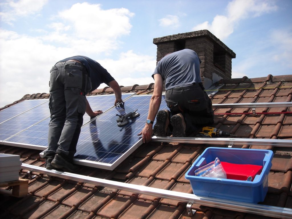 Poniendo placas solares en el tejado de tu casa