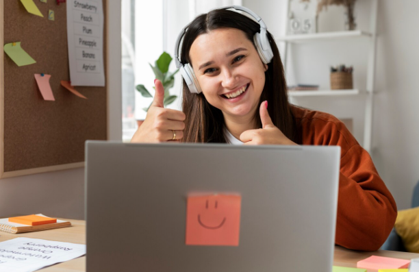 Mujer sonriendo en frente de laptop

Descripción generada automáticamente